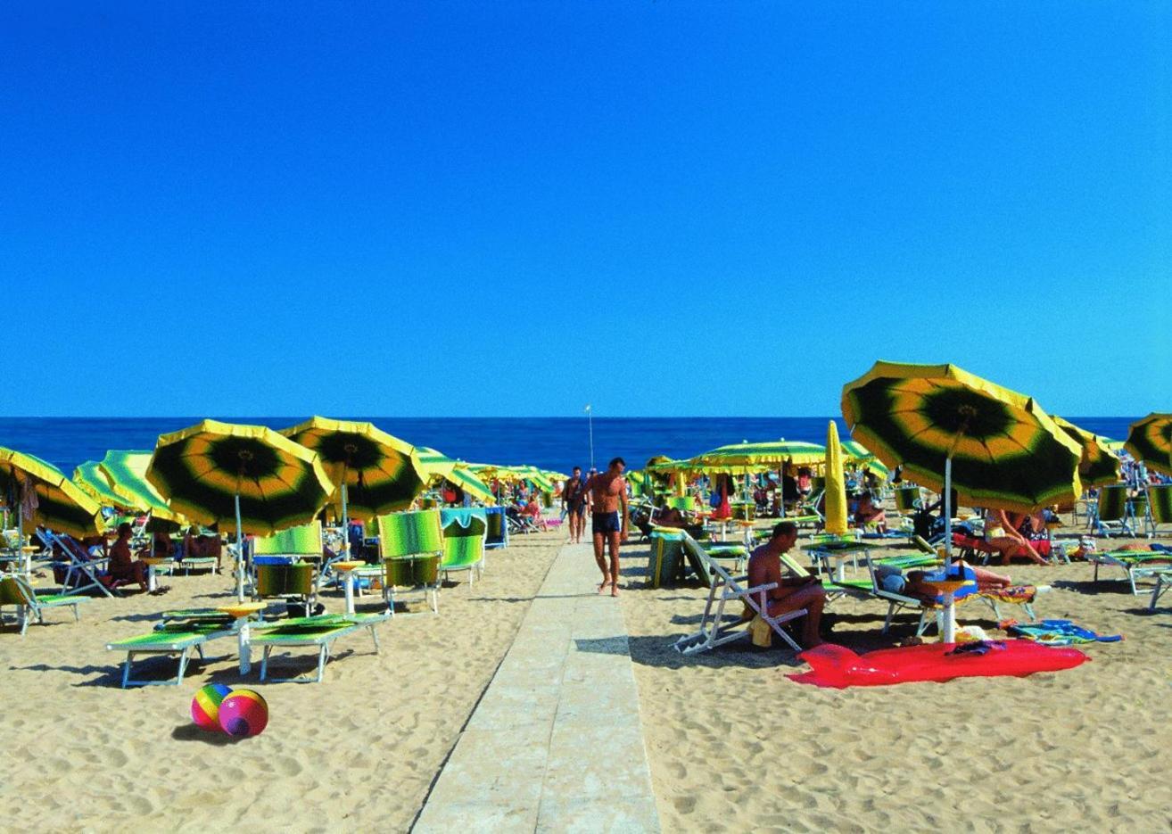 Aparthotel Carinzia Lignano Sabbiadoro Eksteriør bilde